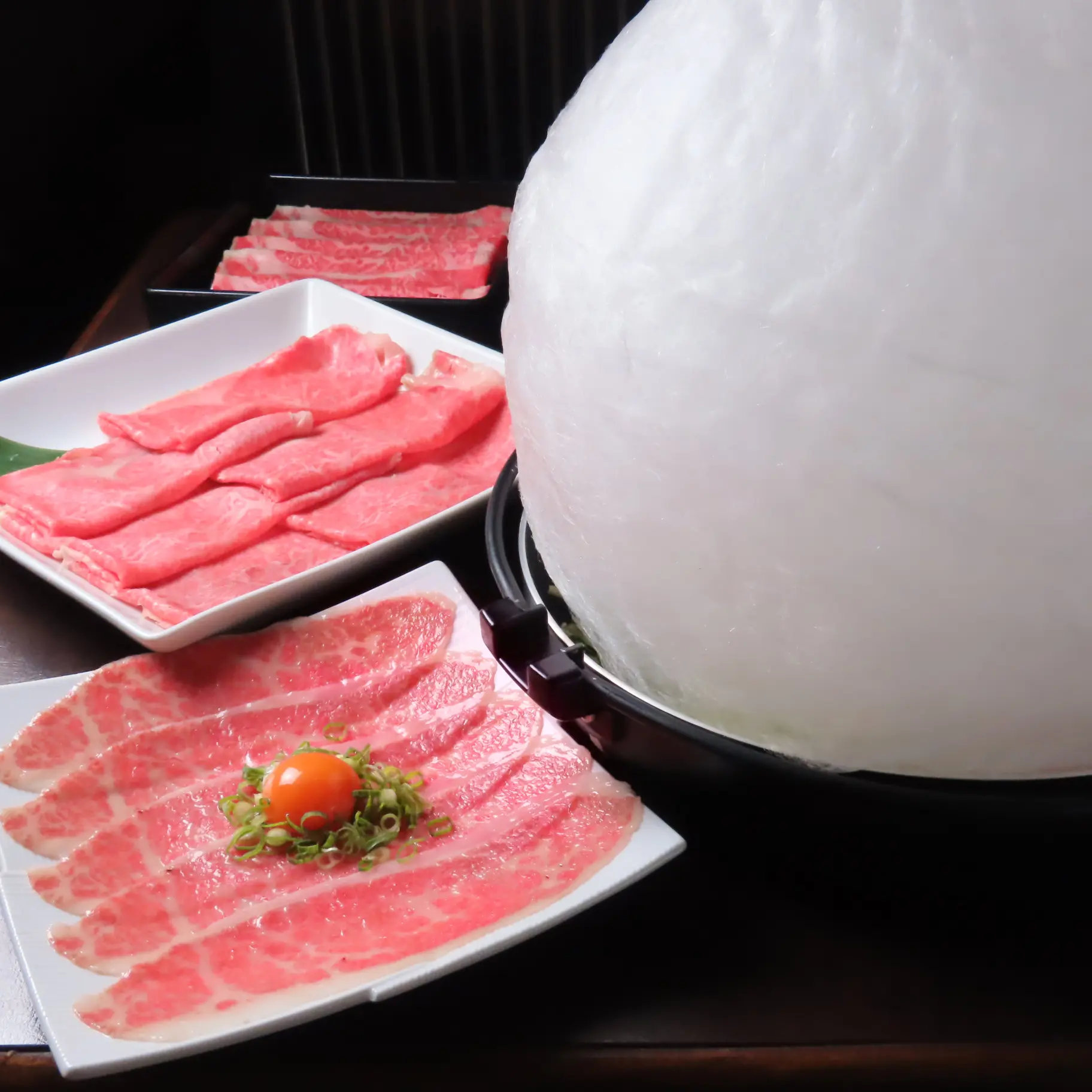 ふわふわの綿あめをのせた「すき焼き」