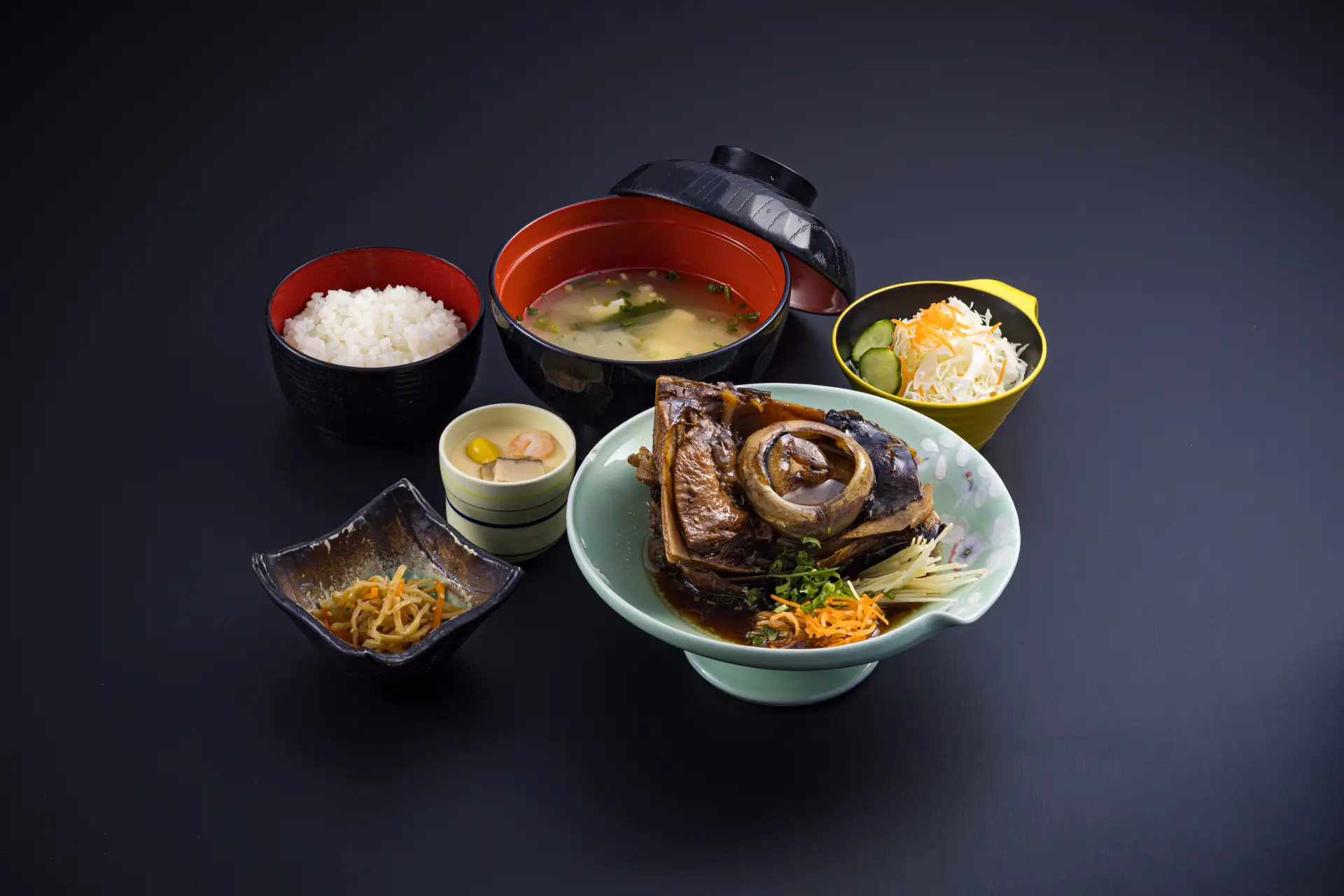 希少な「まぐろの目玉煮定食」