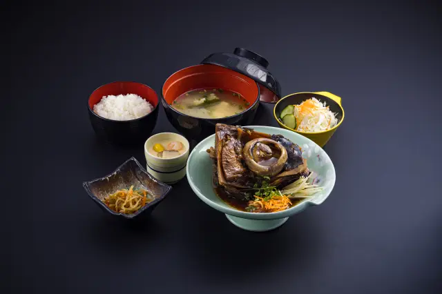 希少な「まぐろの目玉煮定食」