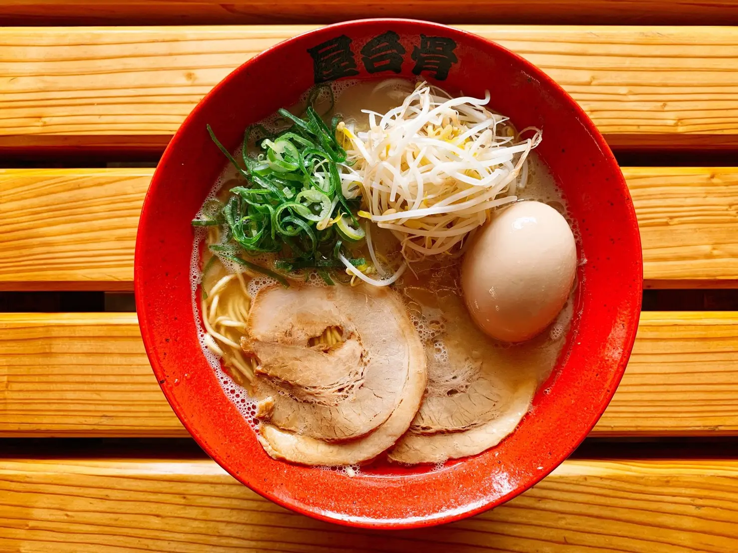 味わい深さとあっさりな味わいが共存する豚骨ラーメン