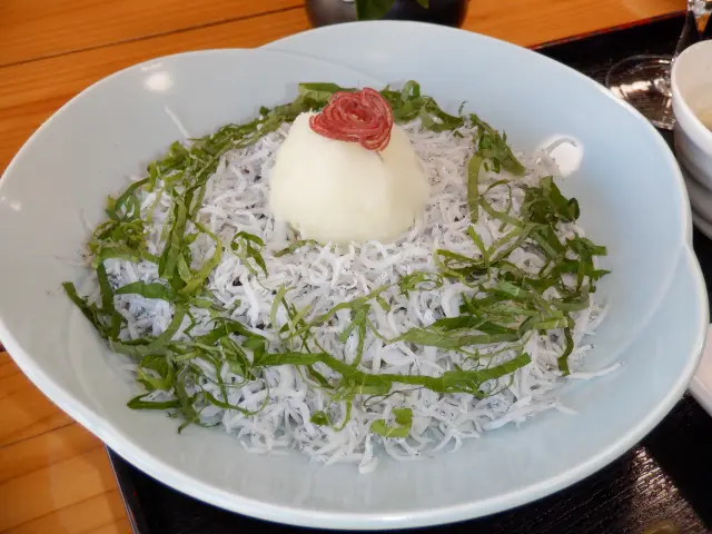 「釜あげちりめん丼」も人気