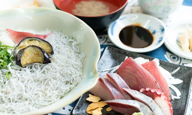 看板メニューの「釜揚げちりめん丼」