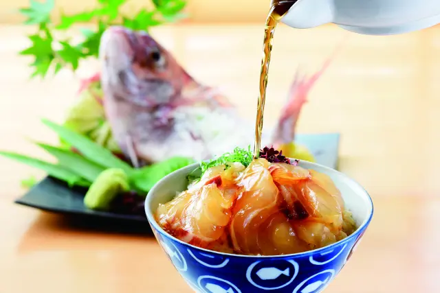 特製のタレと生卵に絡めてご飯にかける「宇和島鯛めし」