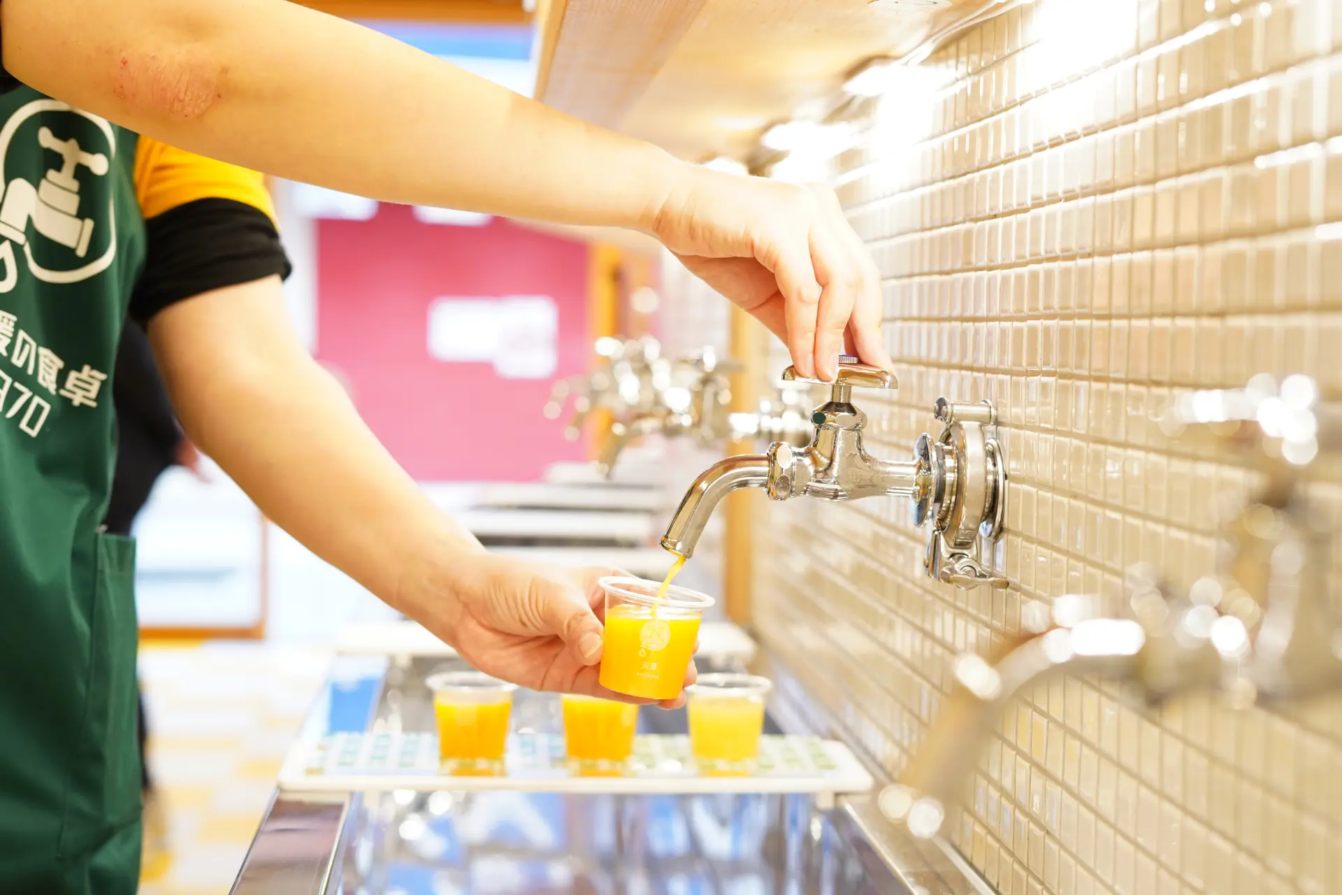 蛇口から直接ジュースが出てくる珍しいスタイル