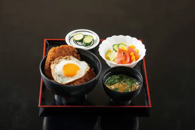ヒレカツに黄身を絡めて味わえる「ヒレカツ丼定食」