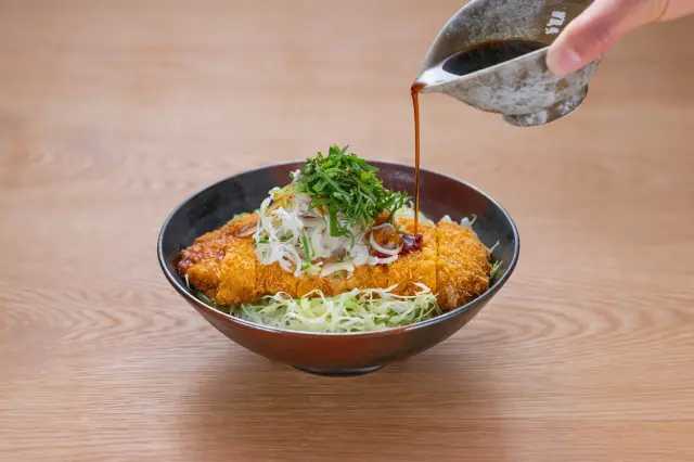 醤油ベースのタレが特徴の「醤油かつ丼」