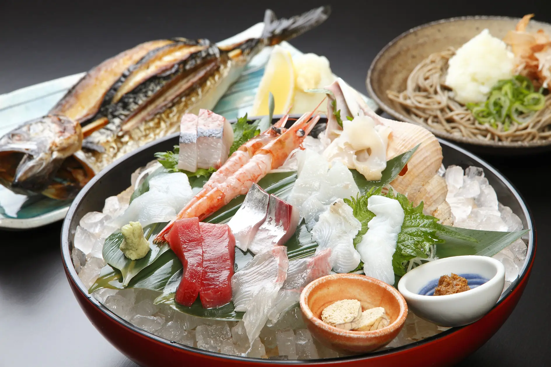 新鮮なお刺身を始め名物料理が勢揃い