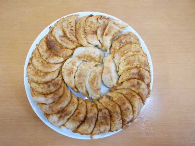 初代の教えを受け継ぐ完全手作りの「円盤餃子」