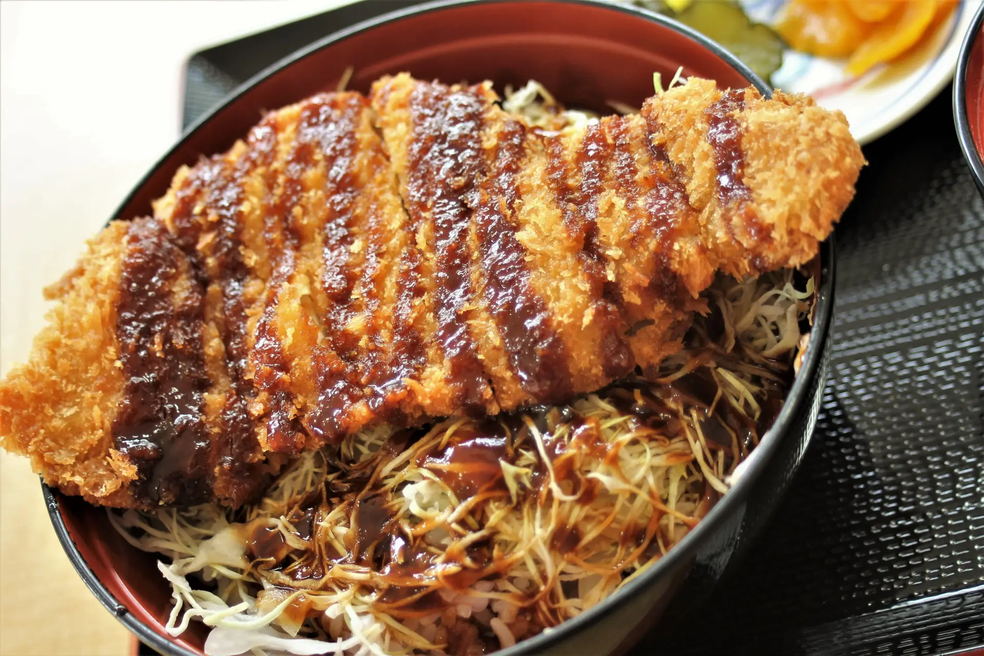 わらじサイズのカツが乗った「ソースかつ丼」