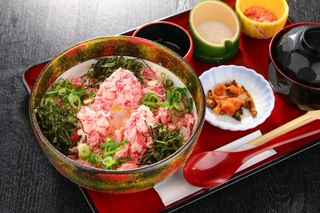 かに身たっぷりの「境港のかにトロ丼」