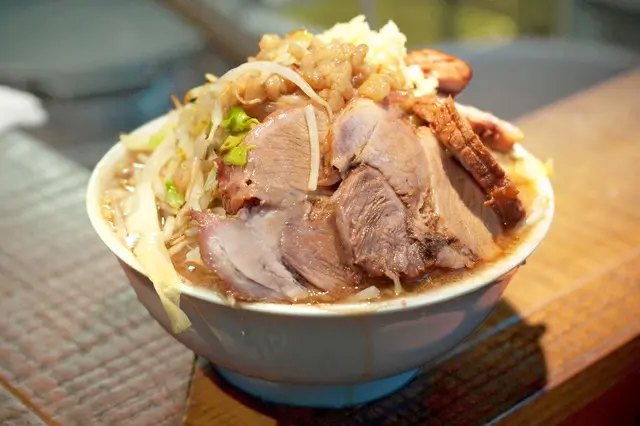 風味豊かでパンチの効いた「小ラーメン」