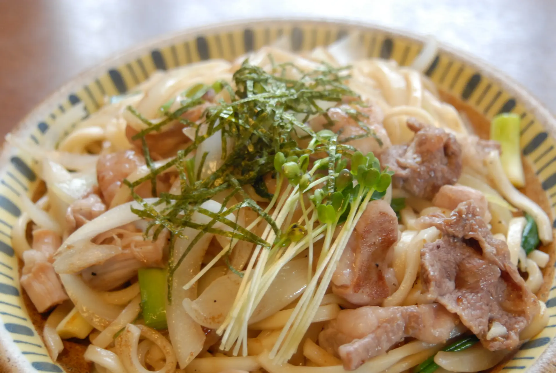 津山名物「塩ホルモンうどん」