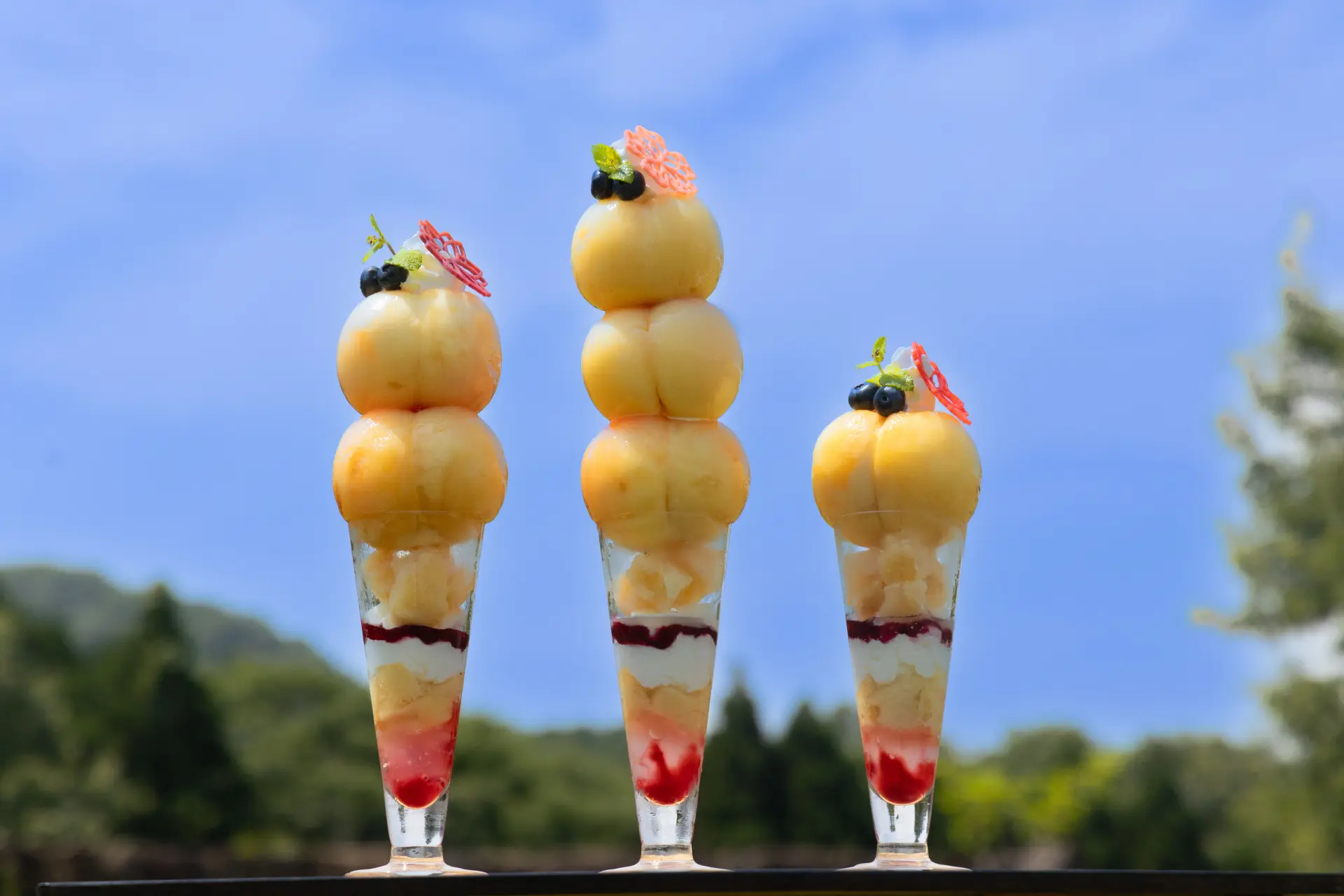 桃を丸ごと使ったパフェは人気