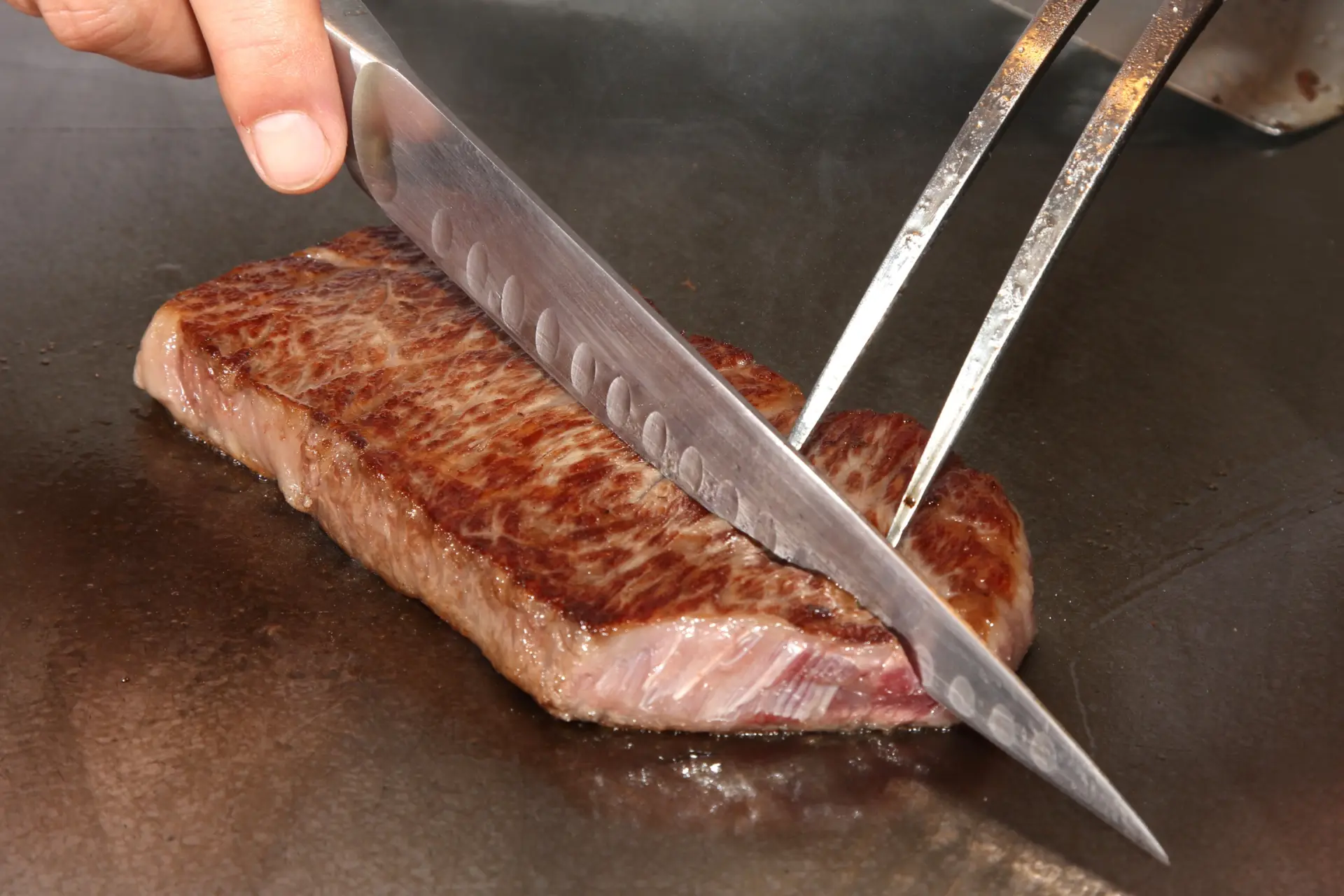 五感で堪能できる神戸牛ステーキの名店