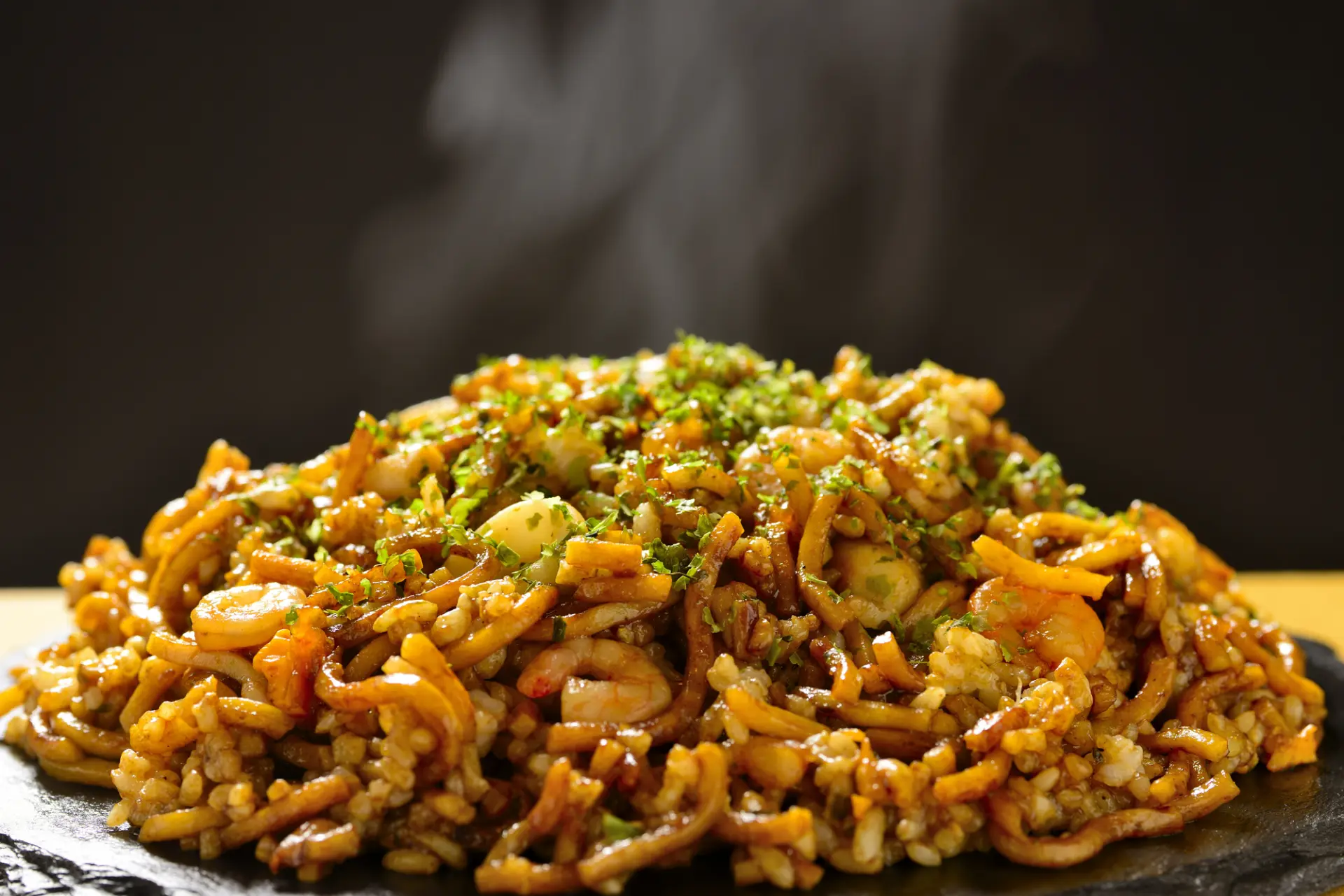 お好み焼きと合わせてそばめしも味わってみよう(※写真はイメージです。)