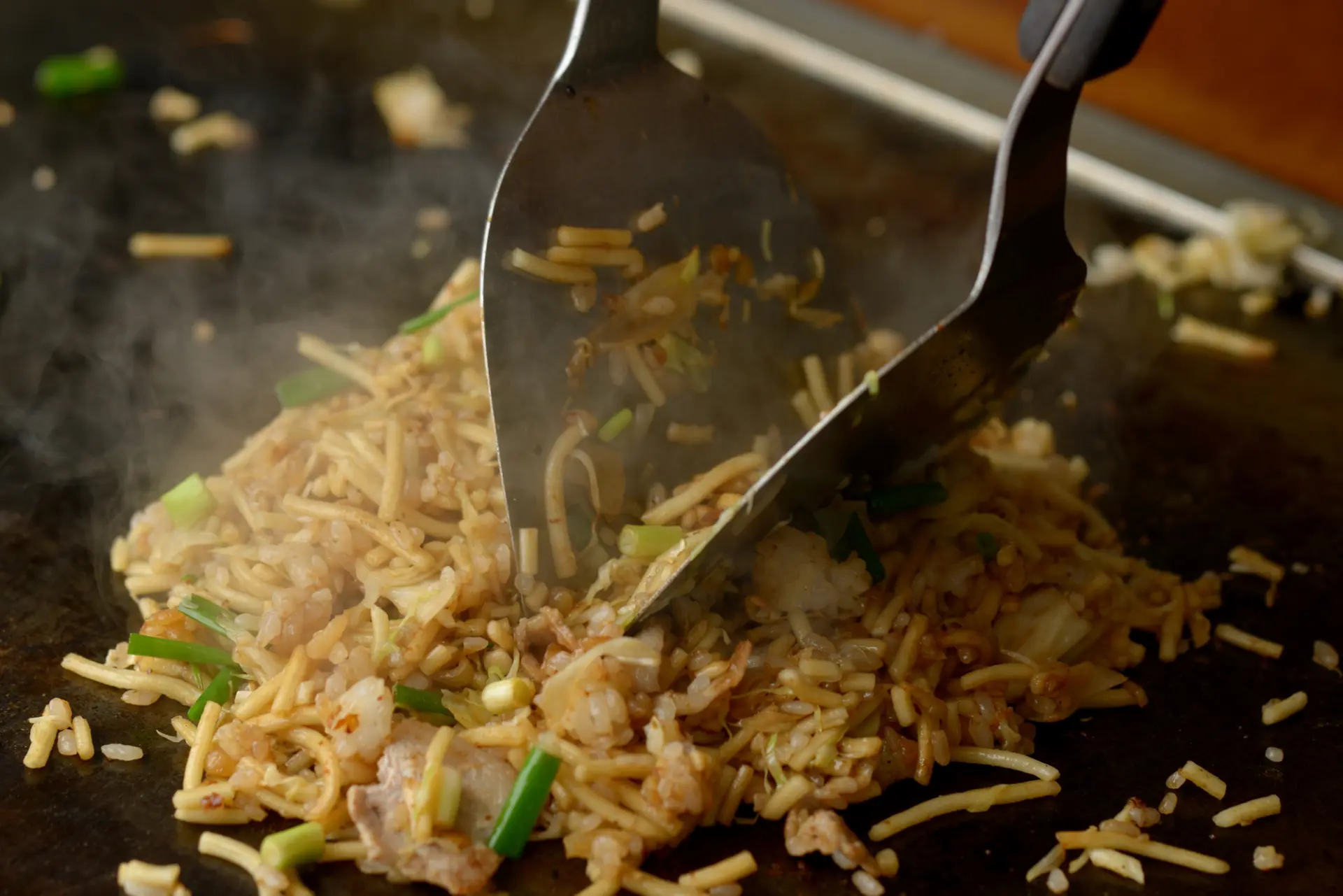 レトロな雰囲気の中でB級グルメ・そばめしを堪能(※写真はイメージです。)