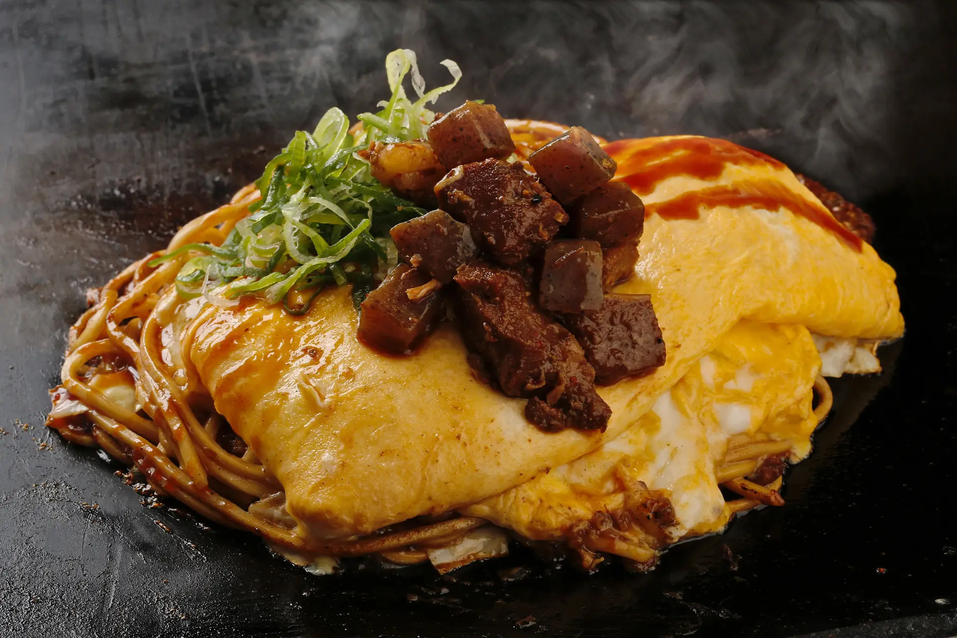 神戸長田名物の「ぼっかけ」と自家製麺を鉄板で焼き上げた「ぼっかけ焼きそば」が名物