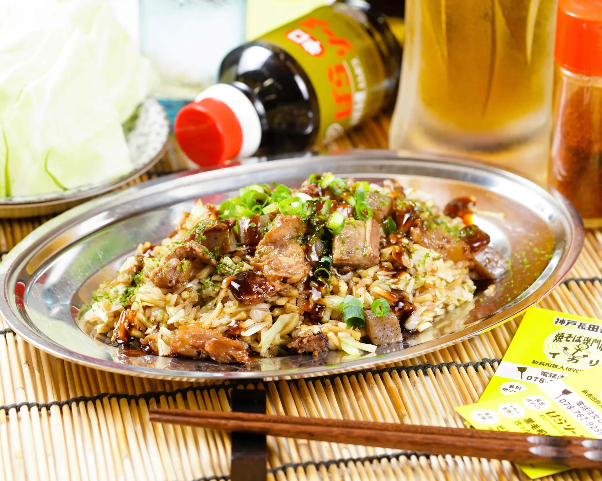 神戸のソウルフード「ぼっかけ」と「そばめし」を味わう