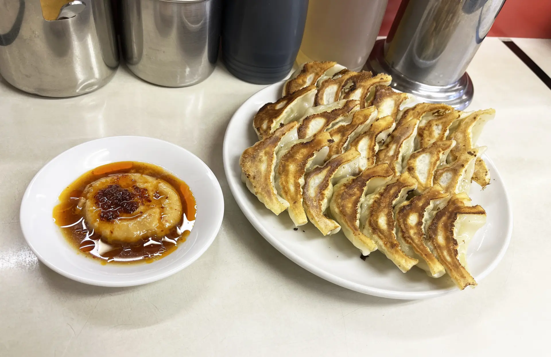 メニューは餃子とビールのみ!並んででも食べたい元町の名店