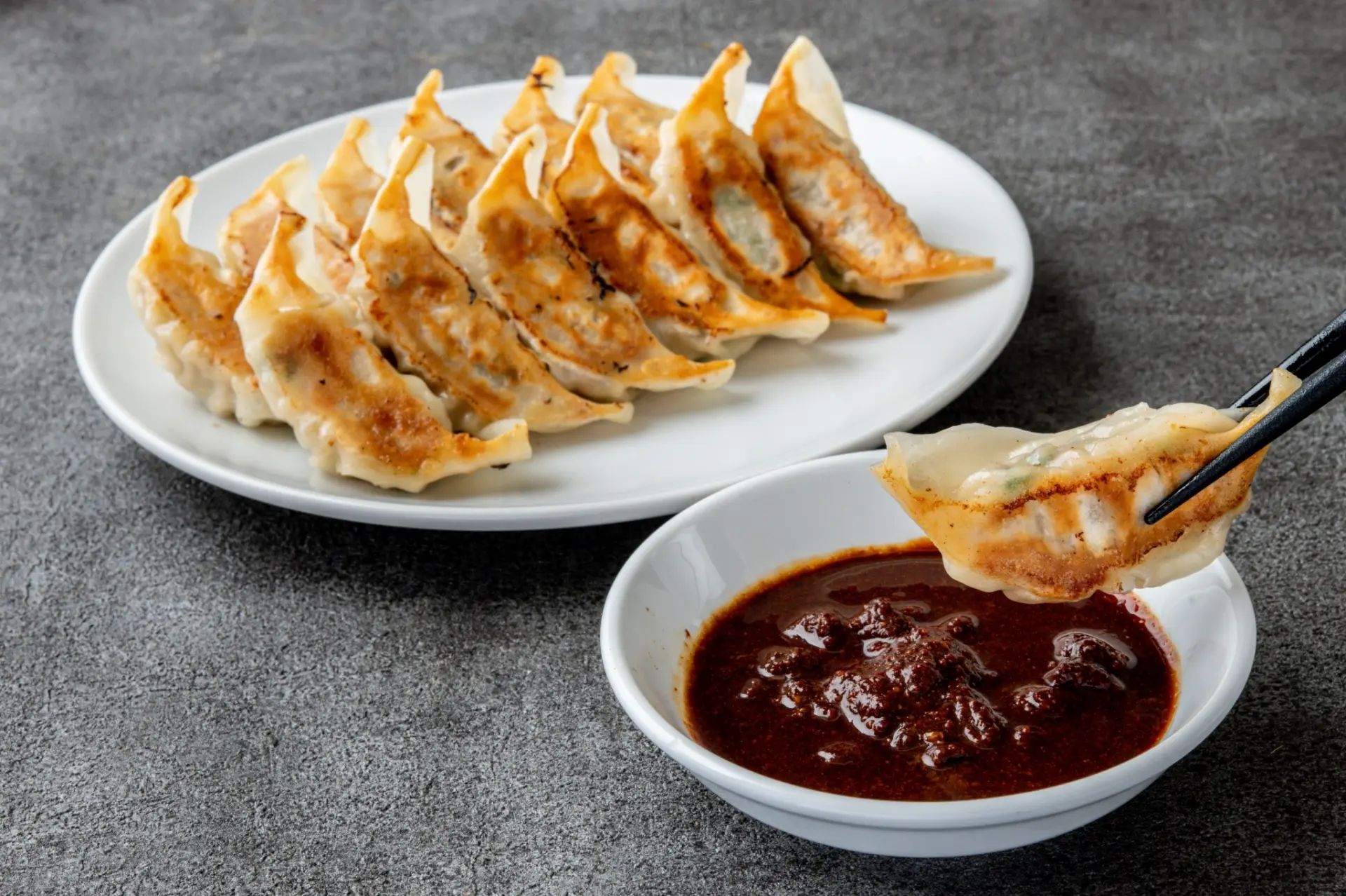 味噌だれで食べる神戸のソウルフード「神戸餃子」の専門店