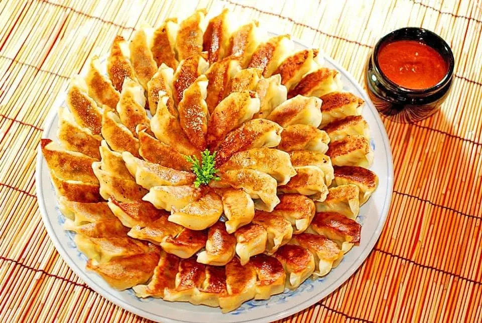 神戸南京町で70年以上愛され続ける味噌だれ餃子発祥の老舗