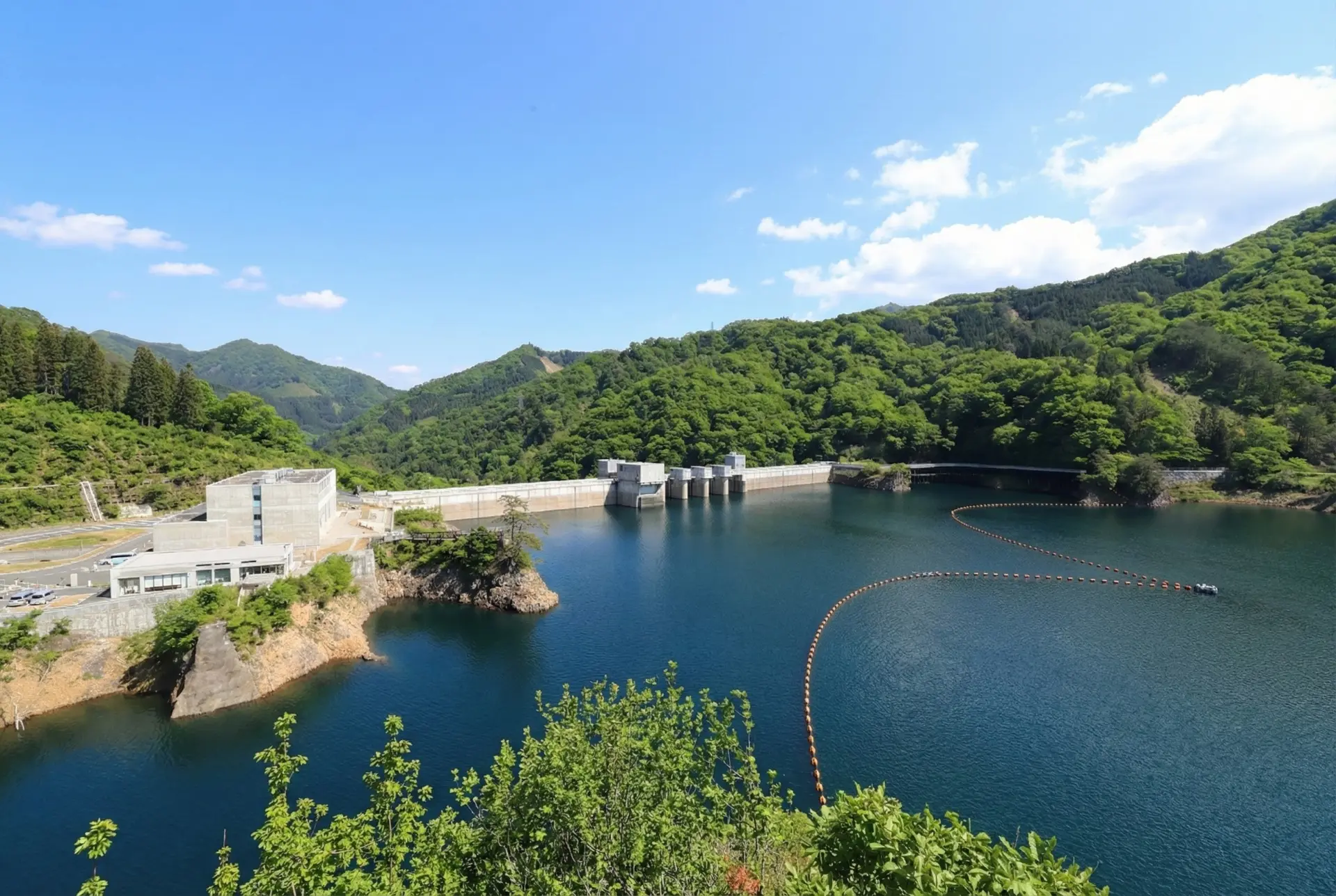 从水库入口步行即可抵达，由「八场见放台」望去的景观