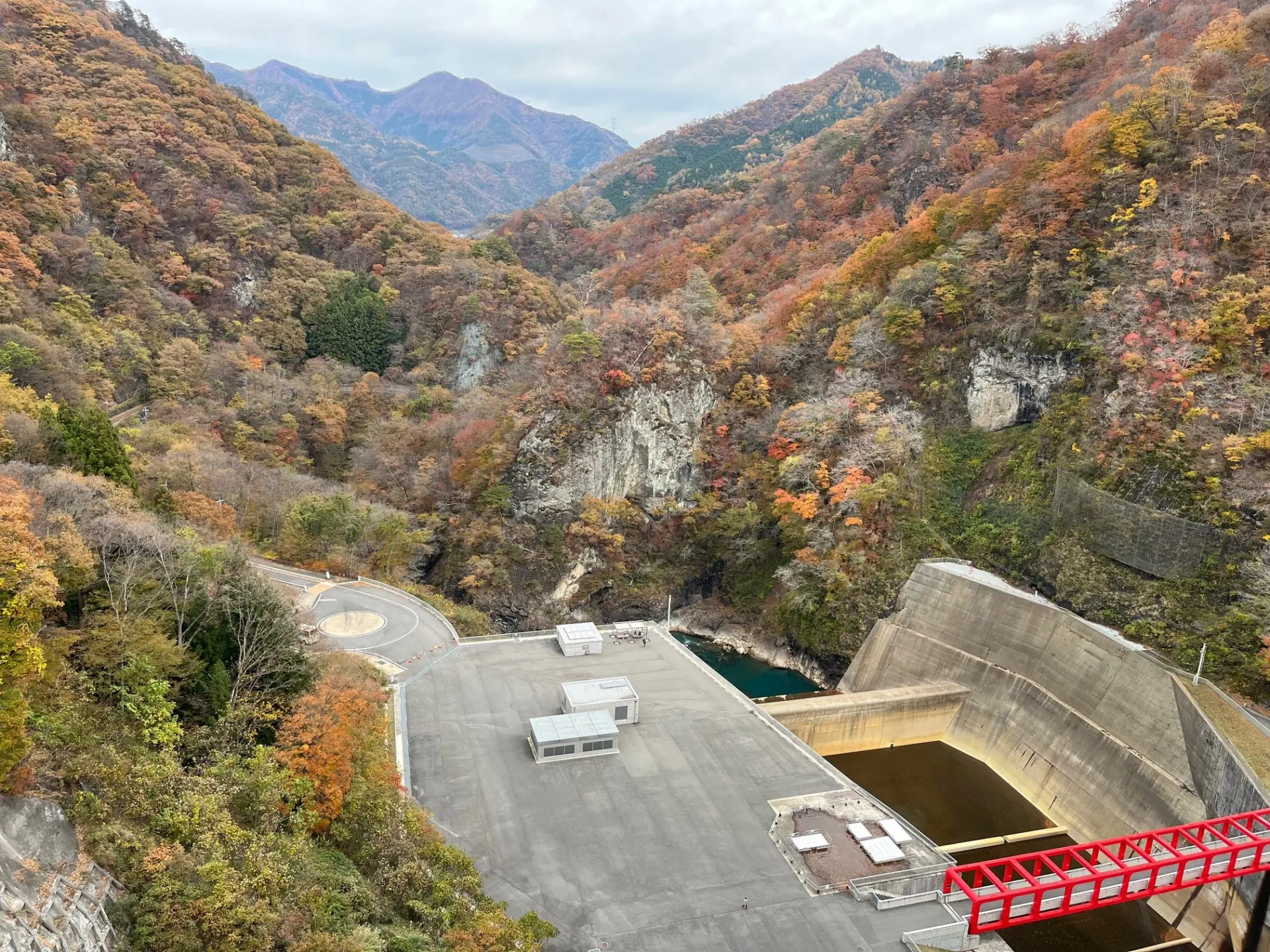 从水库堰顶俯瞰坝底与吾妻峡的震撼景象