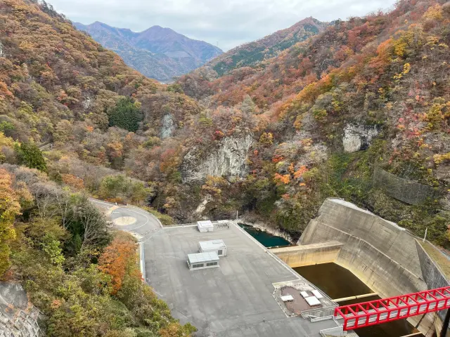 从水库堰顶俯瞰坝底与吾妻峡的震撼景象