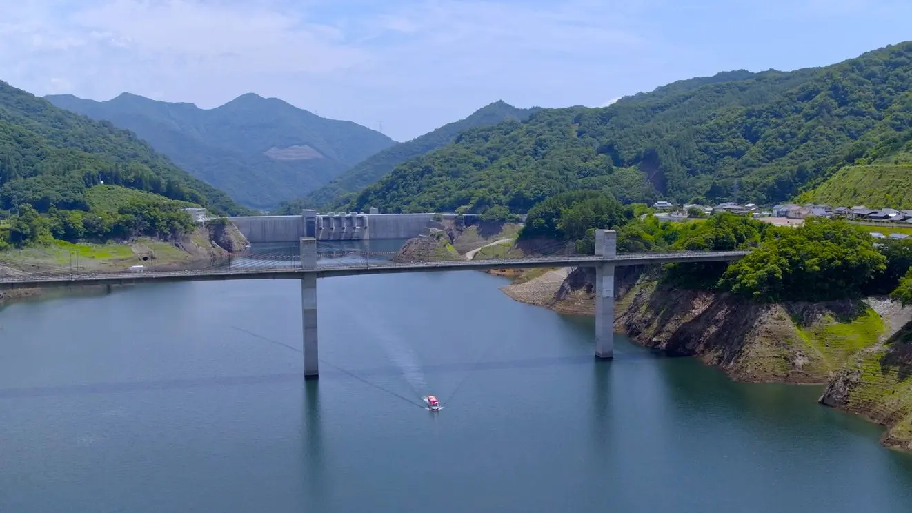 运行于周围被山峦环抱的八场吾妻湖