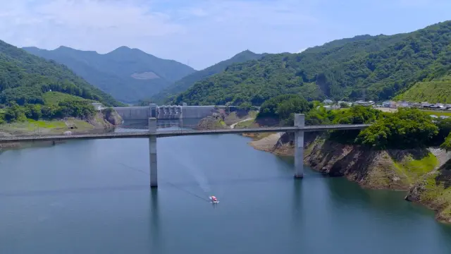 运行于周围被山峦环抱的八场吾妻湖