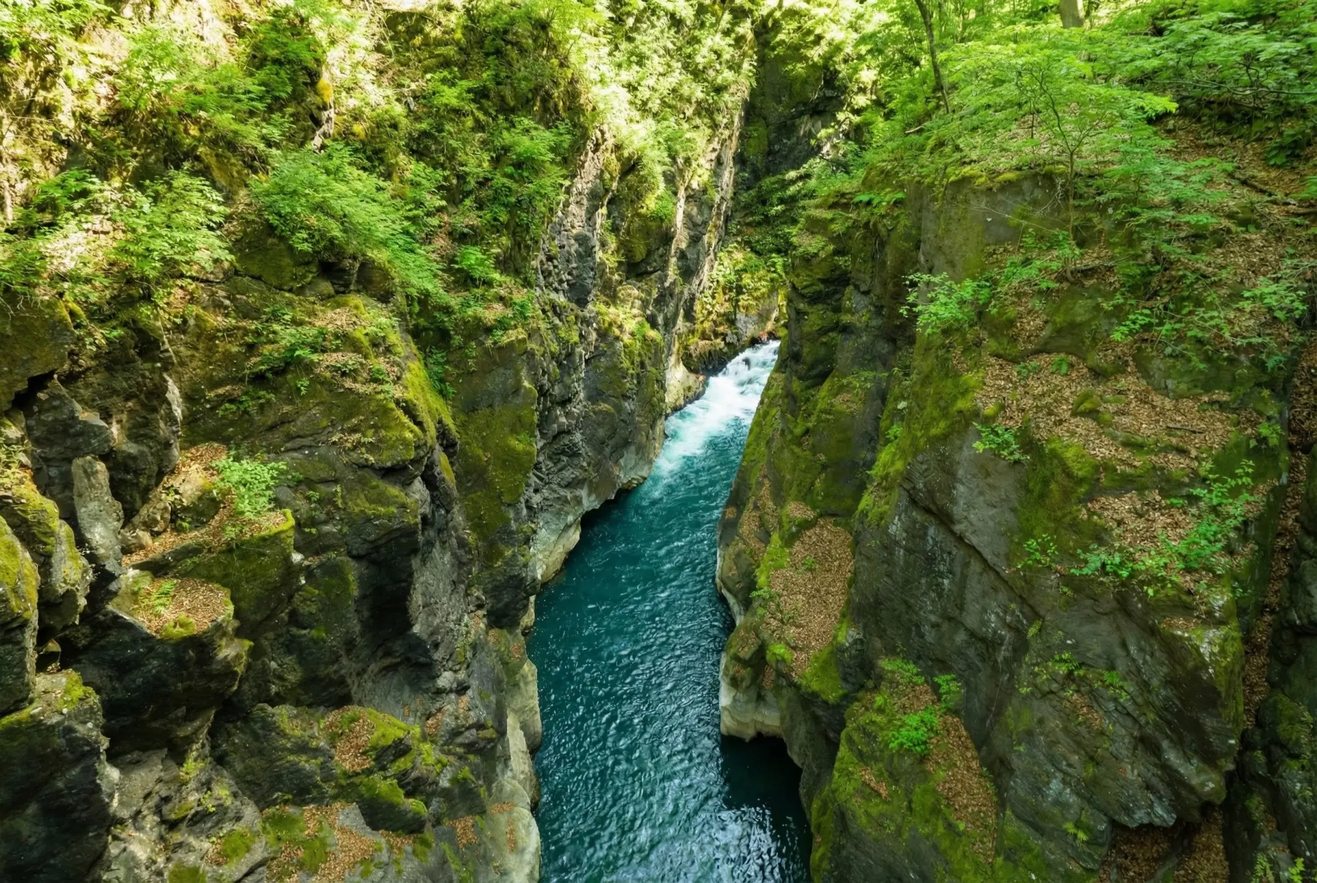 两岸岩壁狭迫的「八丁暗」是吾妻峡最大的看点