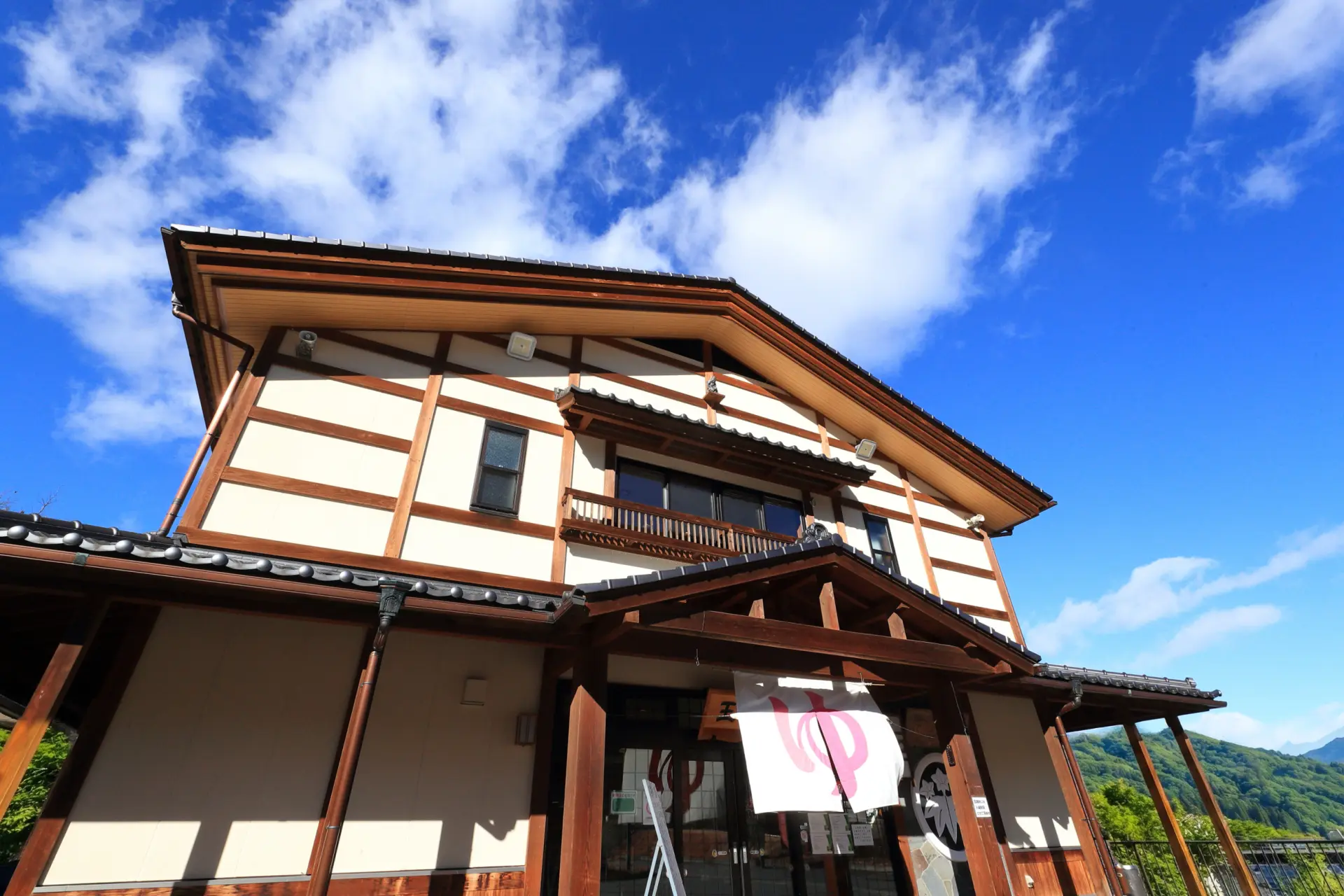 湖畔的当日往返温泉「王汤」是川原汤温泉的象征