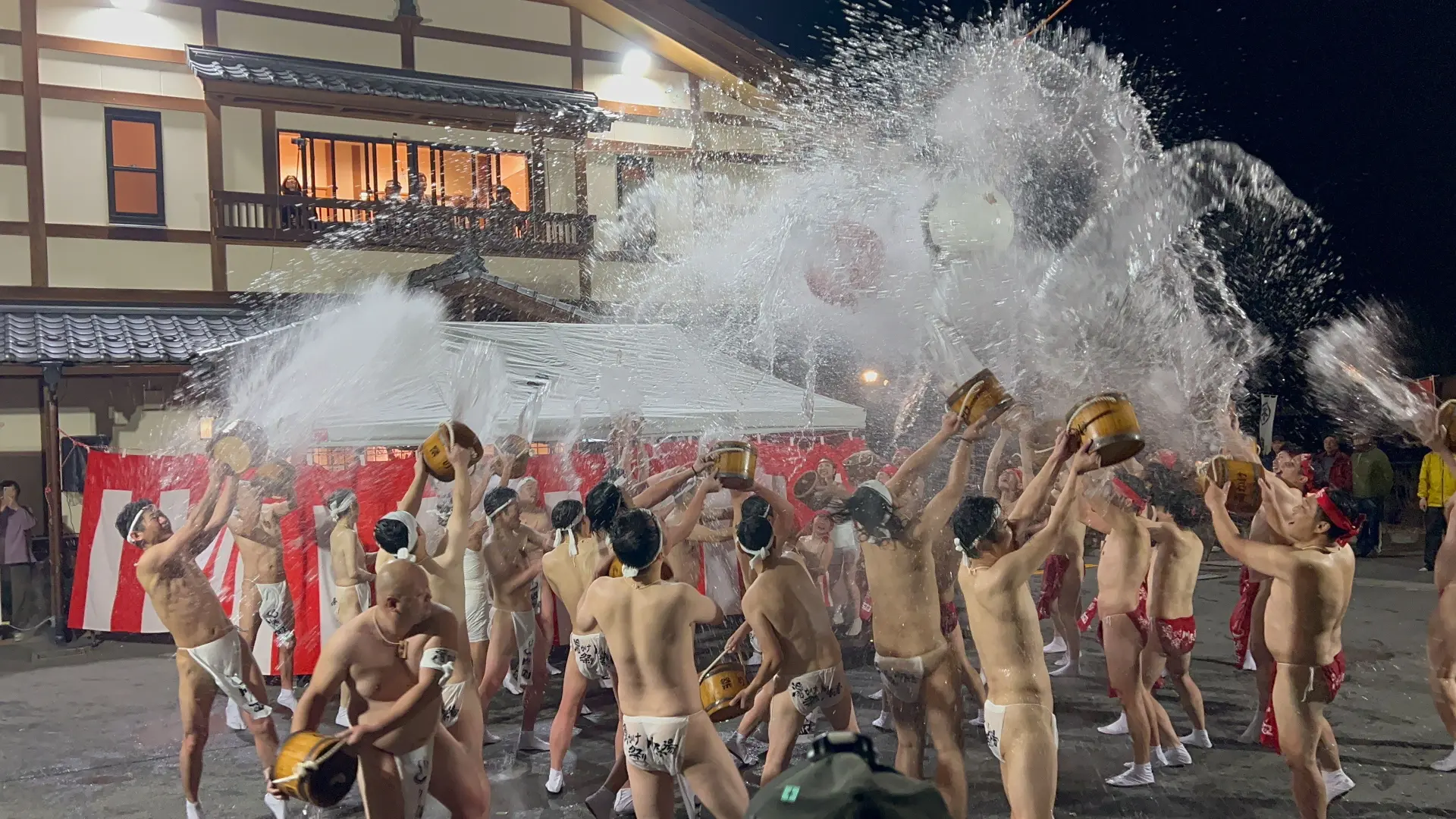 若想近距离观赏，请做好会被泼水无情波及的心理准备