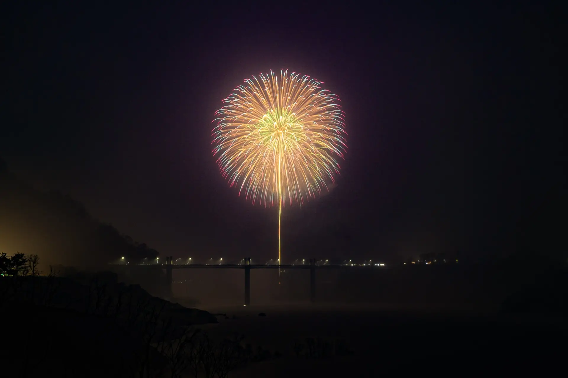 由神秘光辉点缀的湖上烟火