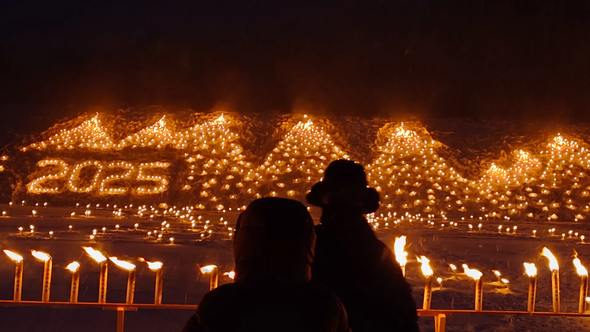 在雪原中摇曳的火焰织就出梦幻般的艺术景象