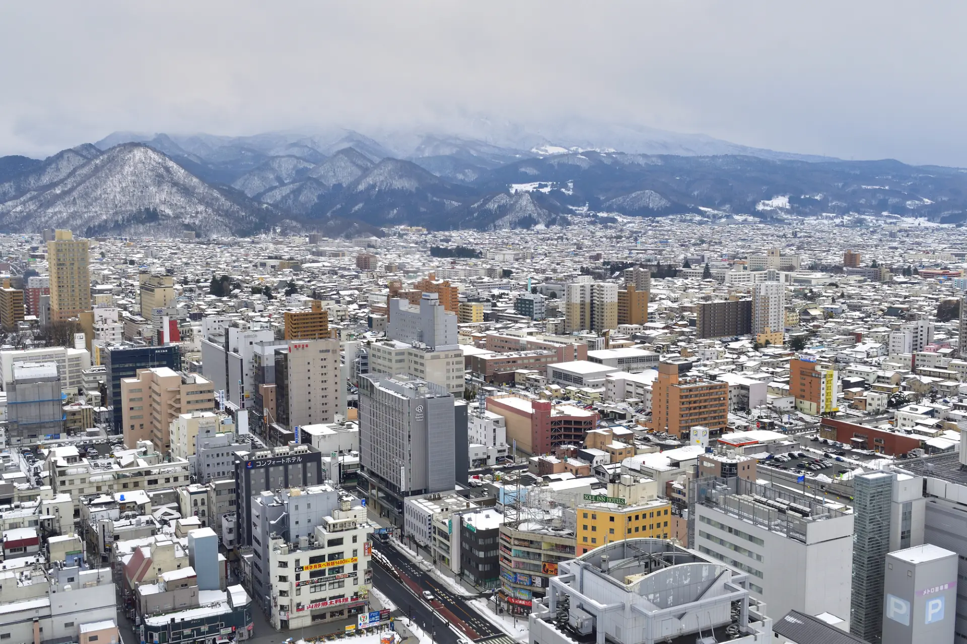 澄んだ冬空の下に広がる山形市