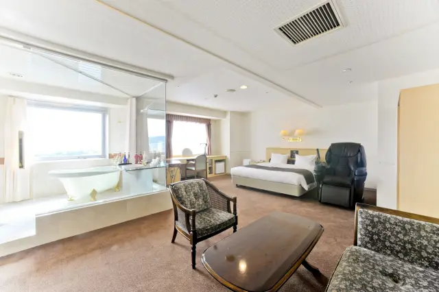 デラックスツインルームのほかさまざまな客室がそろう