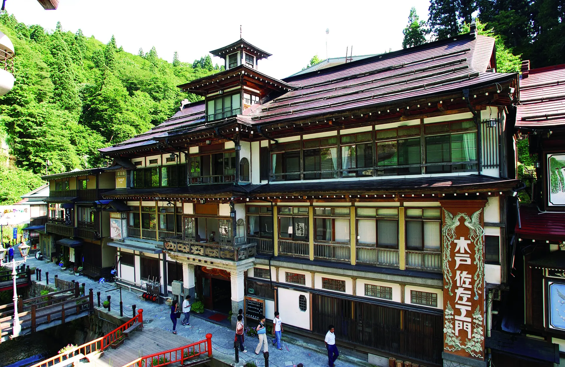 木造3階建のシックなたたずまい