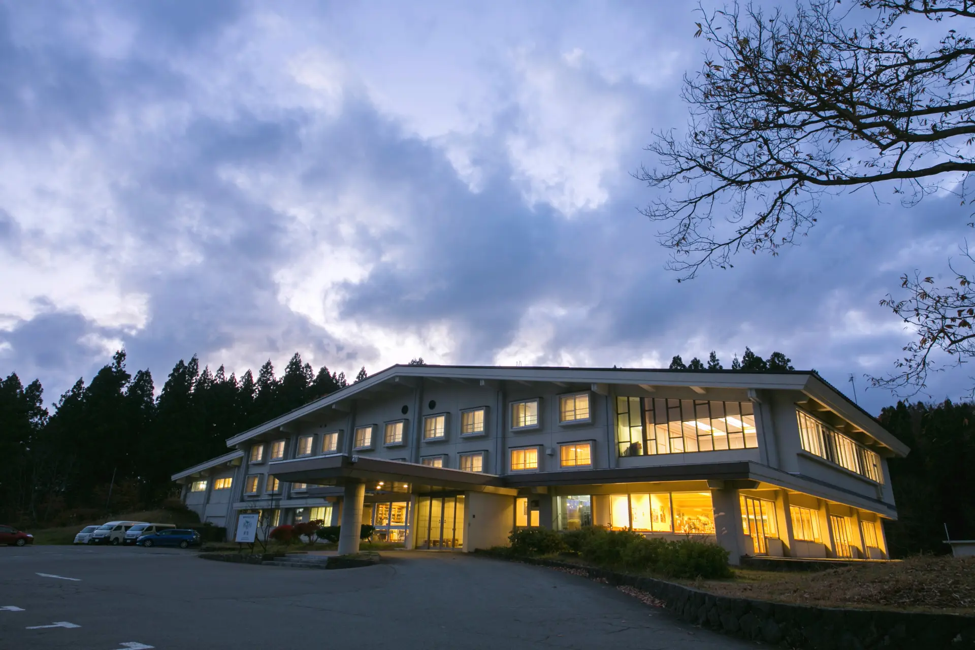 森林や山並みに溶け込むリゾート感のある佇まい