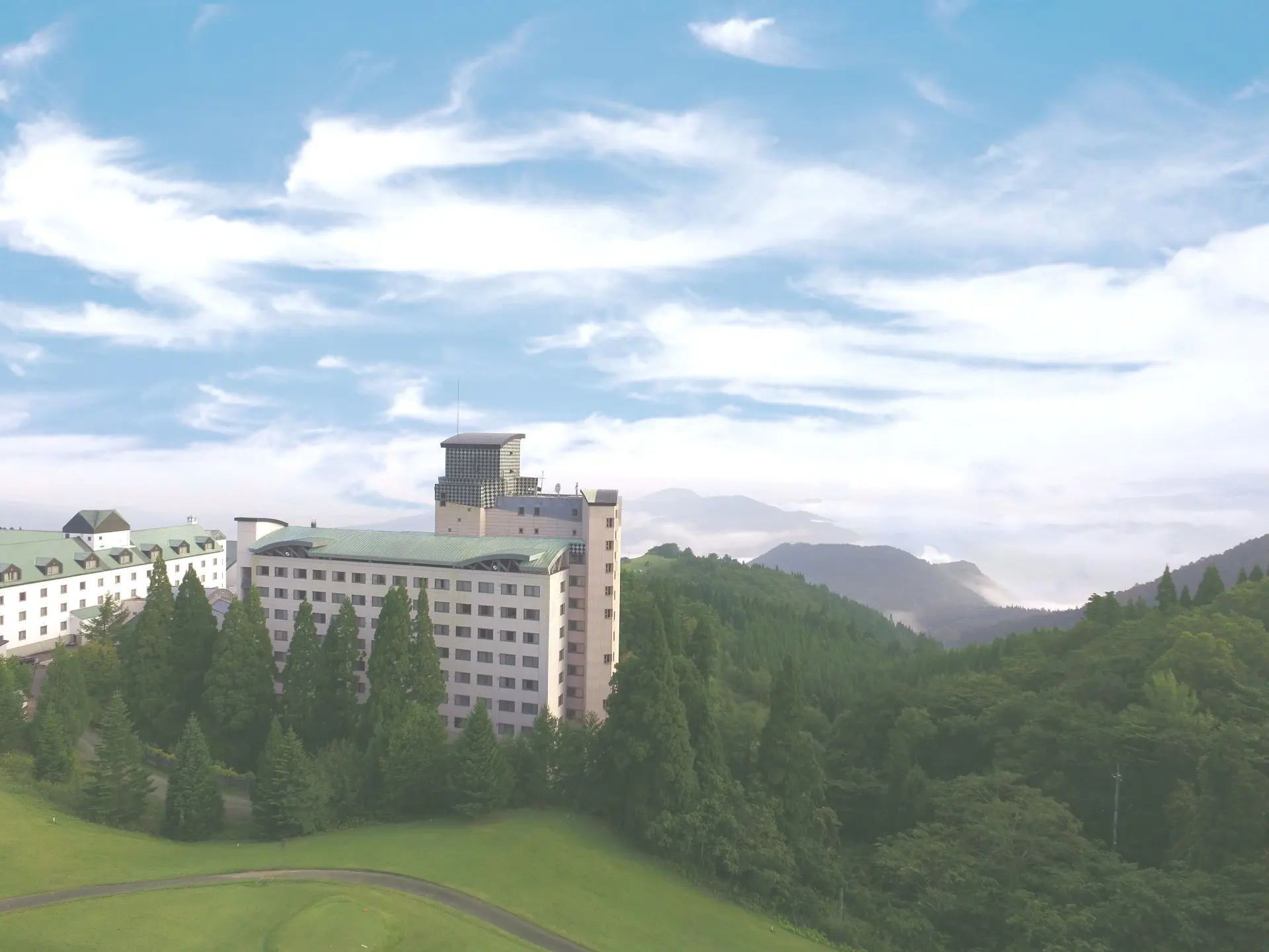 阿闍羅山の山腹に佇む