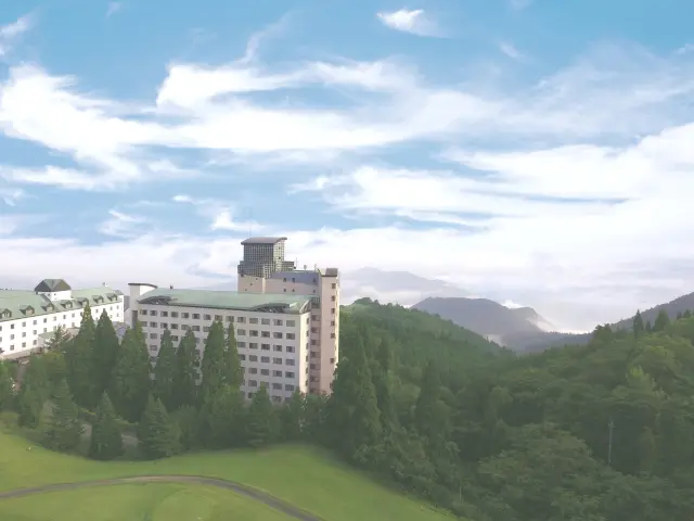 阿闍羅山の山腹に佇む