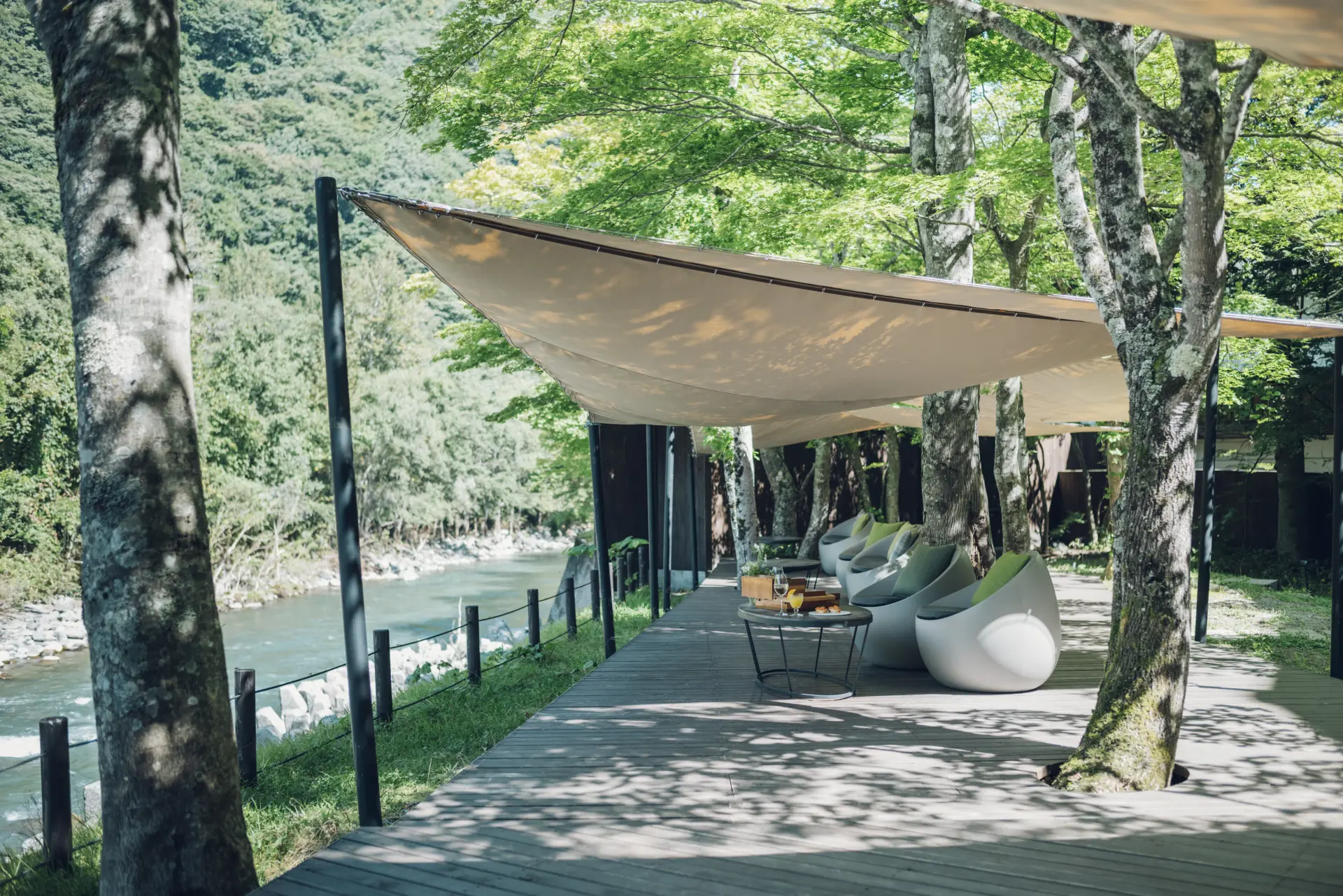 5〜10月限定で、渓流を望むテラスで朝食をいただける