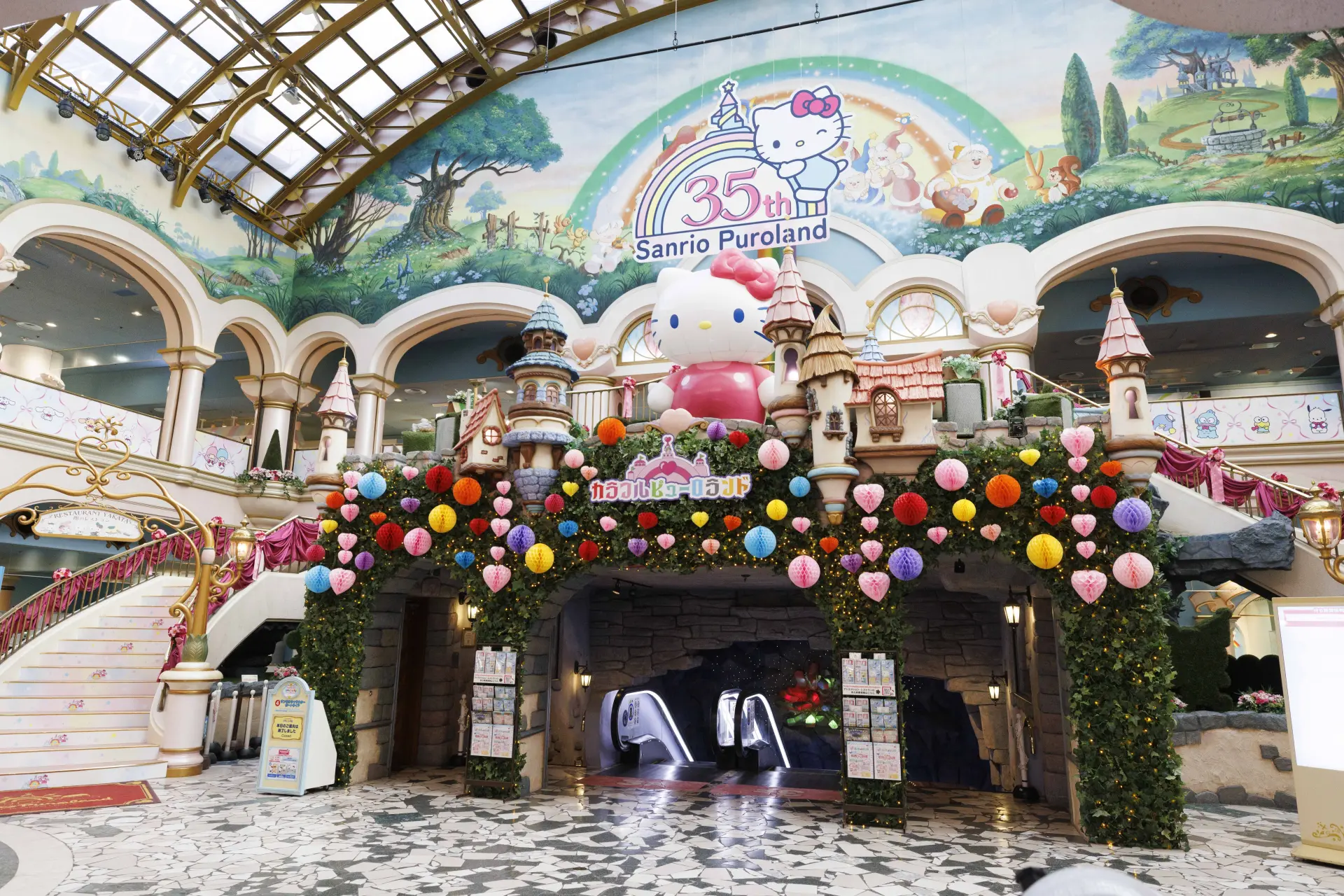 ピューロランドオープン35周年記念仕様のエントランス(3階)