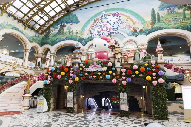 ピューロランドオープン35周年記念仕様のエントランス（3階）