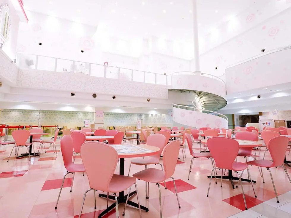 ピンクが基調の「キャラクターフードコート」