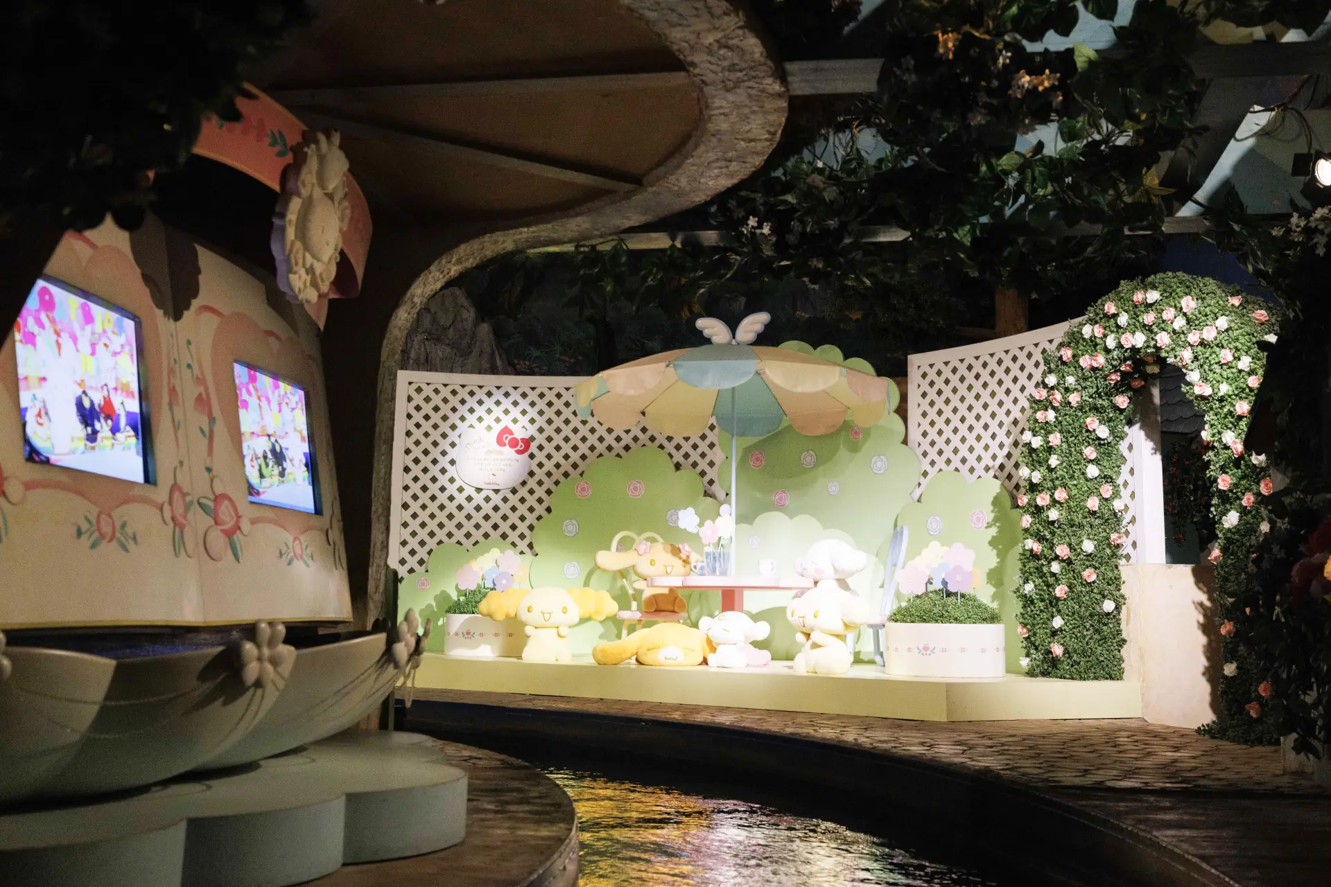 撮影スポットではカメラ目線でポーズを決めて