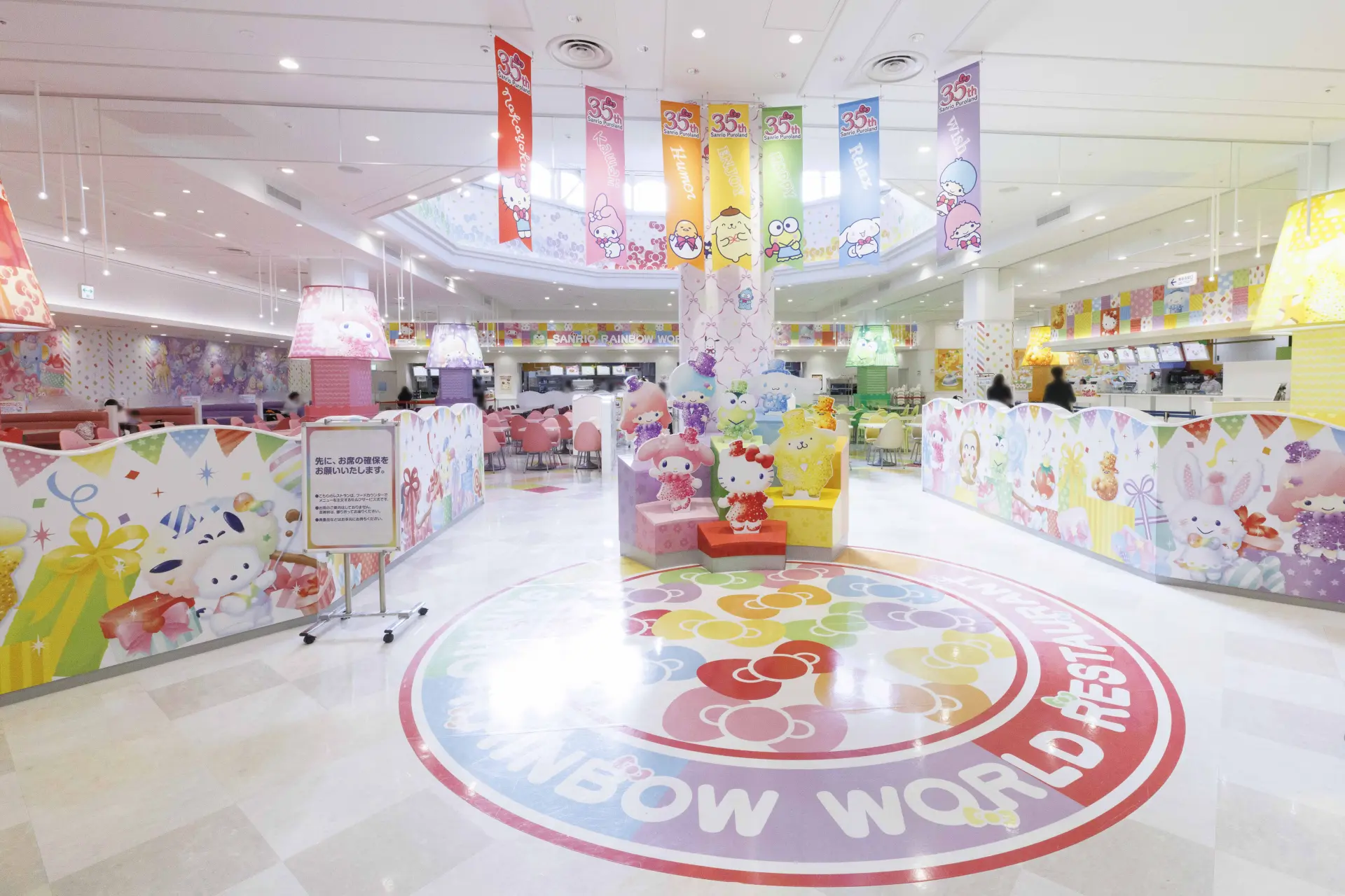 天窓から光が差し込むサンリオレインボーワールドレストラン