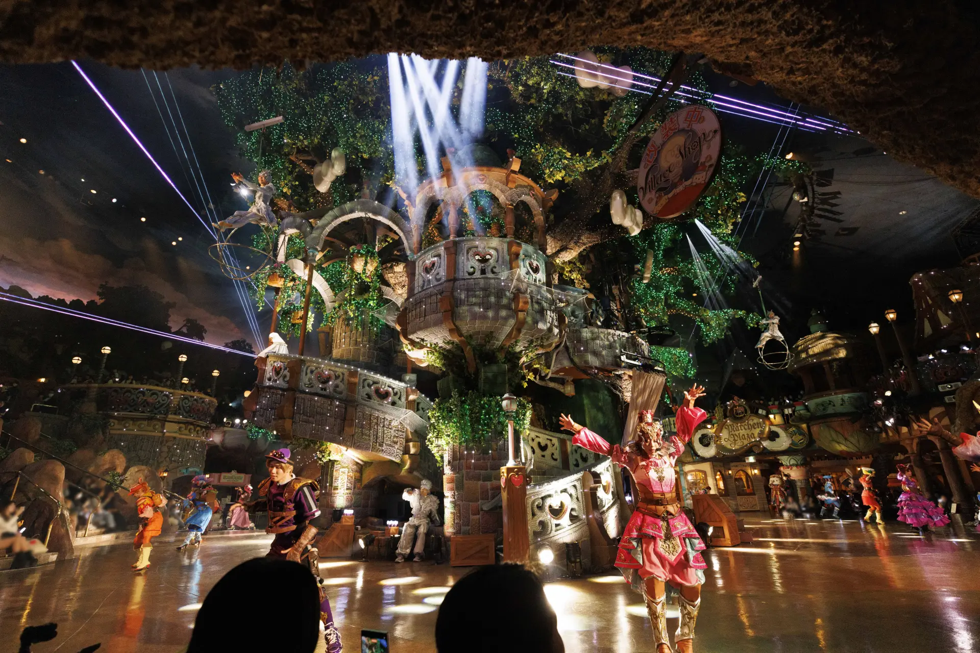 ライブエンターテイナーやキャラクターとの距離が近く迫力満点