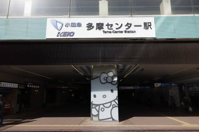 駅構内にサンリオキャラクターの装飾が点在