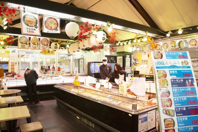 店內掛滿燈籠與季節裝飾，充滿祭典般的氛圍